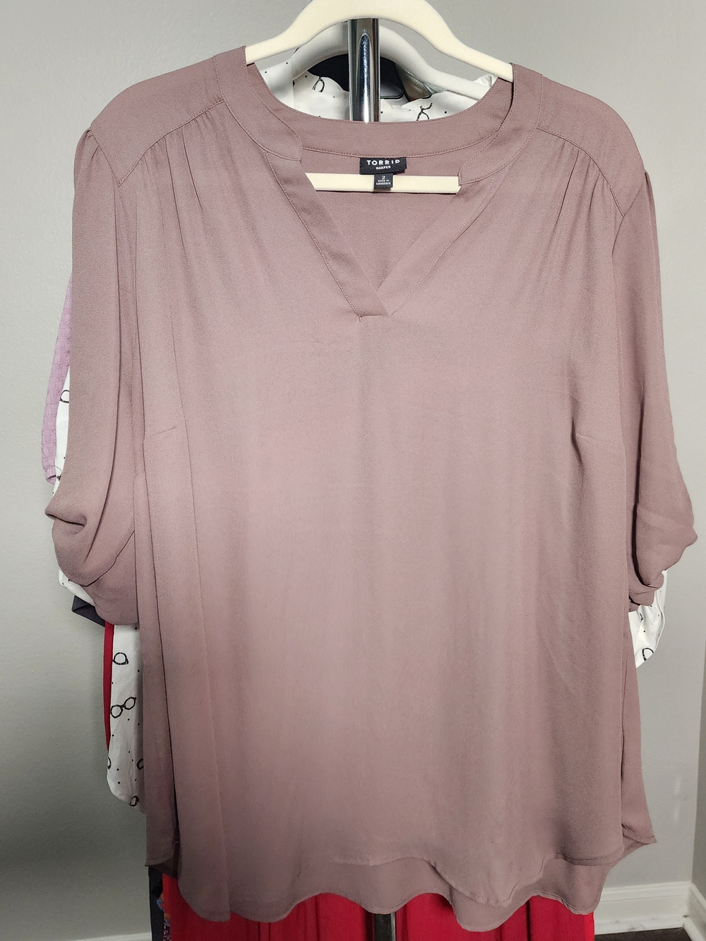 Torrid Harper Mauve Light Brown V-Neck 3/4 Sleeve Blouse Size 2 - Picture 2 of 5